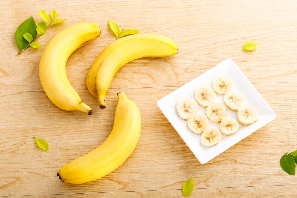 ¿Cómo mejorar el estreñimiento ajustando la dieta? ¿Es buena idea comer plátanos para el estreñimiento o puede que no sea una buena idea? ¿Qué frutas pueden ayudar como laxantes?